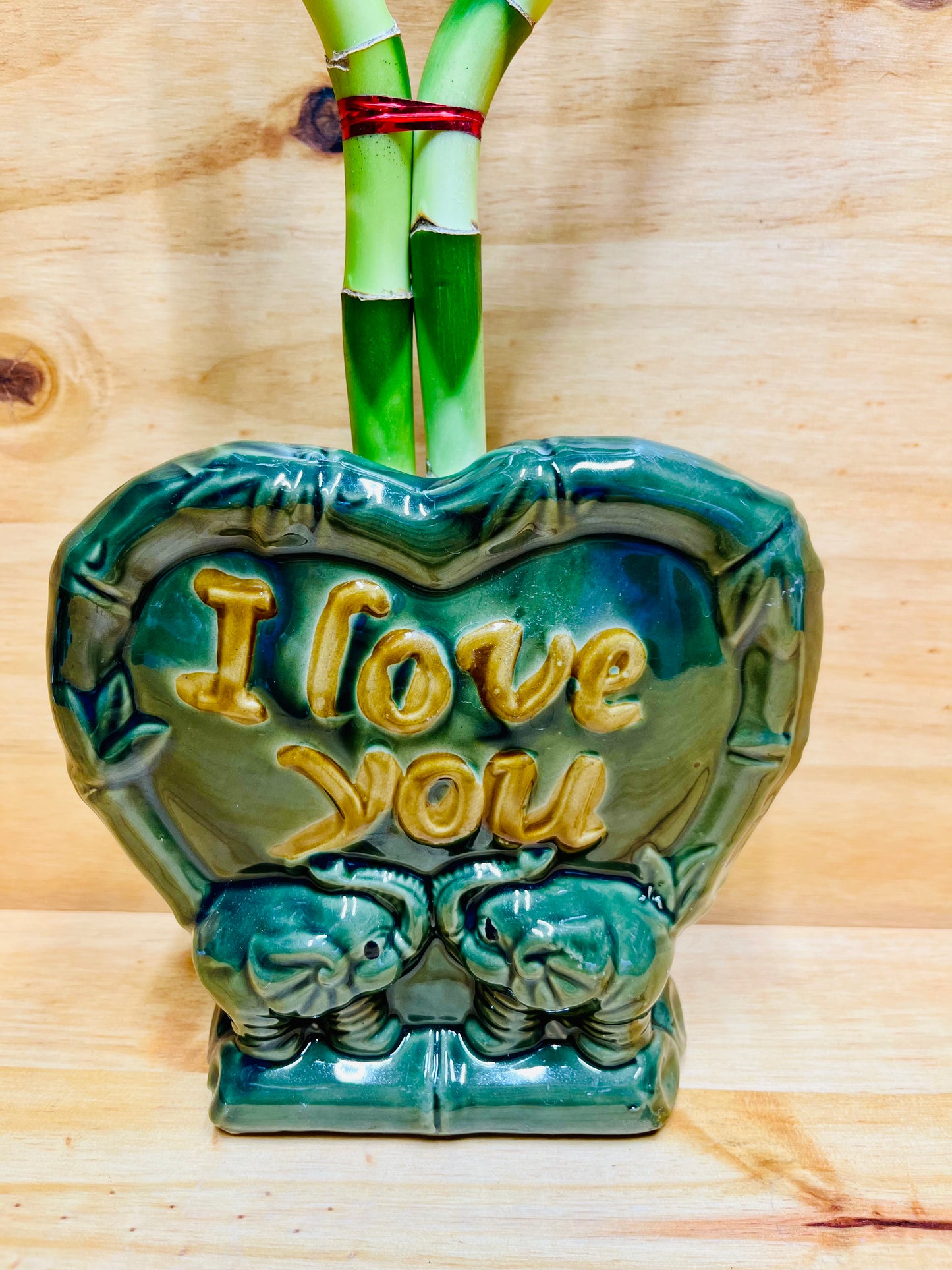 Vive la suerte de la planta de bambú en forma de corazón en un jarrón de cerámica I Love You